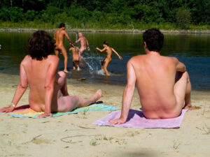 Lac et plage de sable