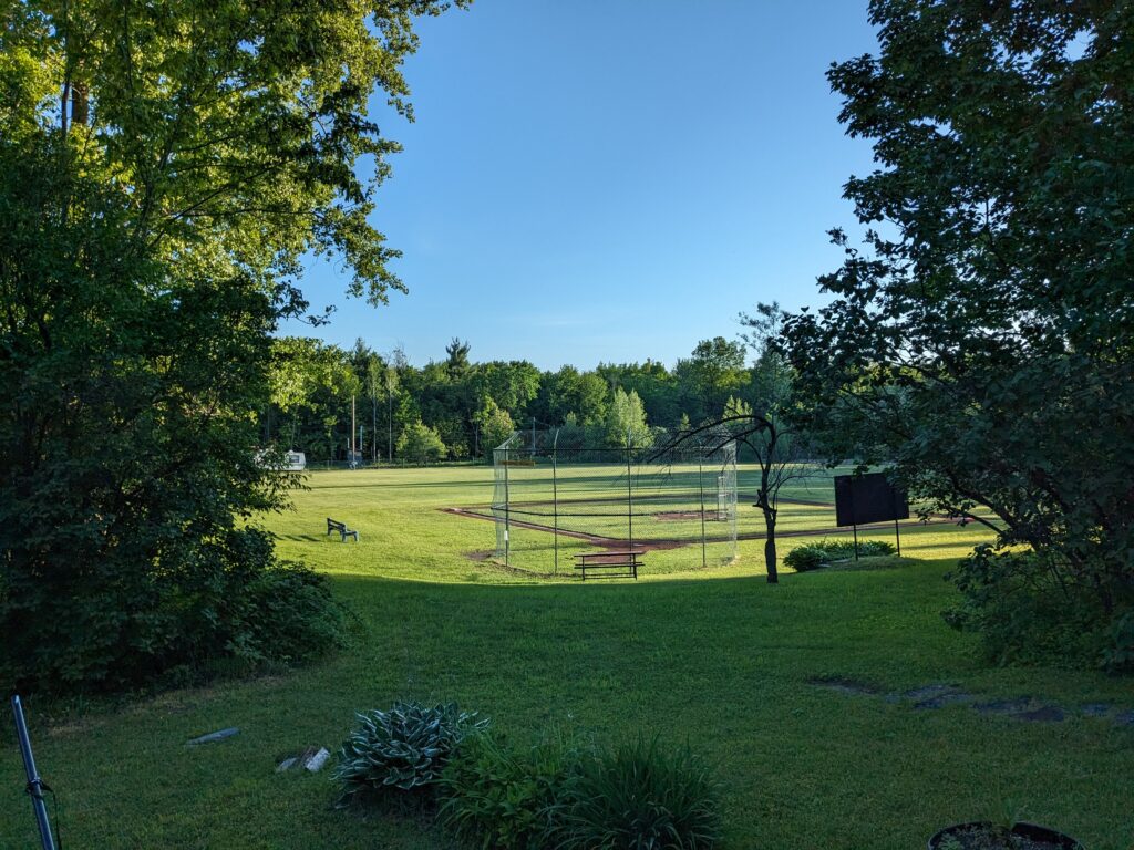 Le terrain est près pour les joueuses et joueurs